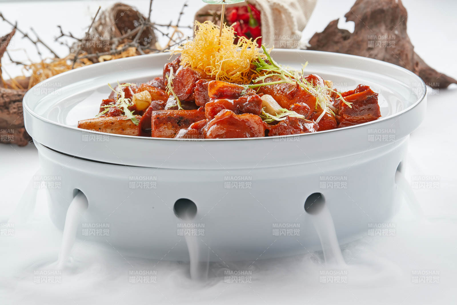 精美瓷餐具装的红烧带皮驴肉铁棍山药图片