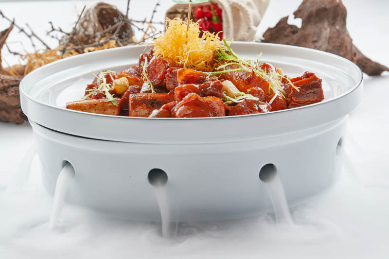 精美瓷餐具装的红烧带皮驴肉铁棍山药图片