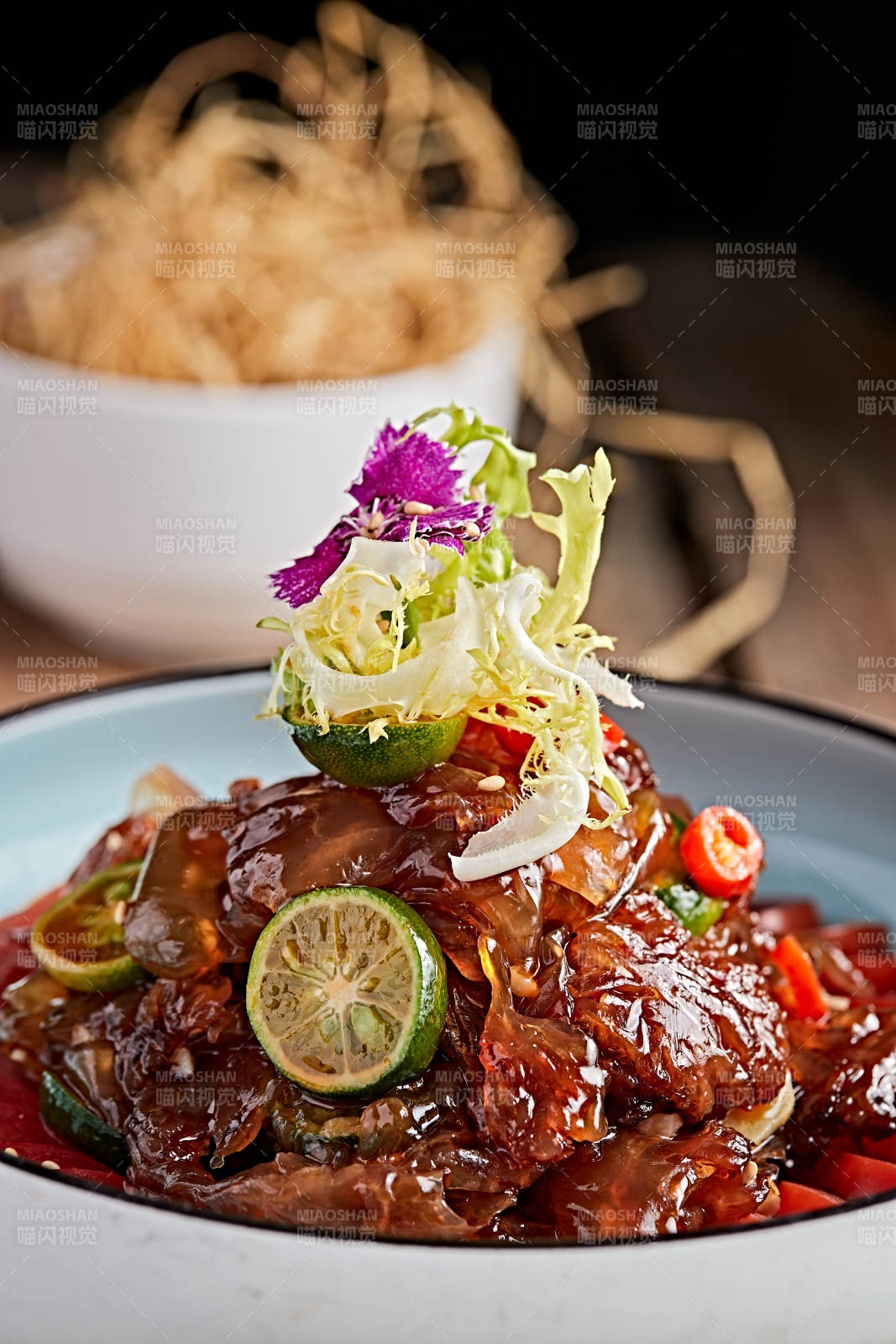 精美餐具装的老醋蛰头图片