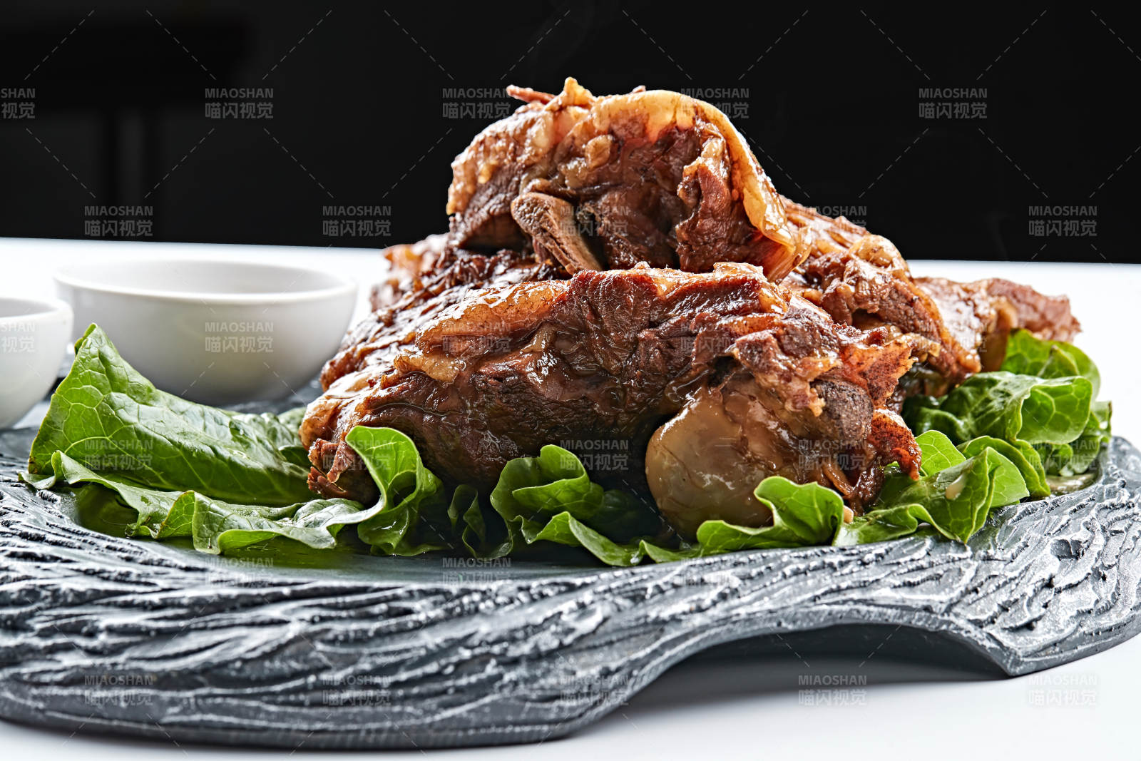异形餐具装的卤味羊腿图片