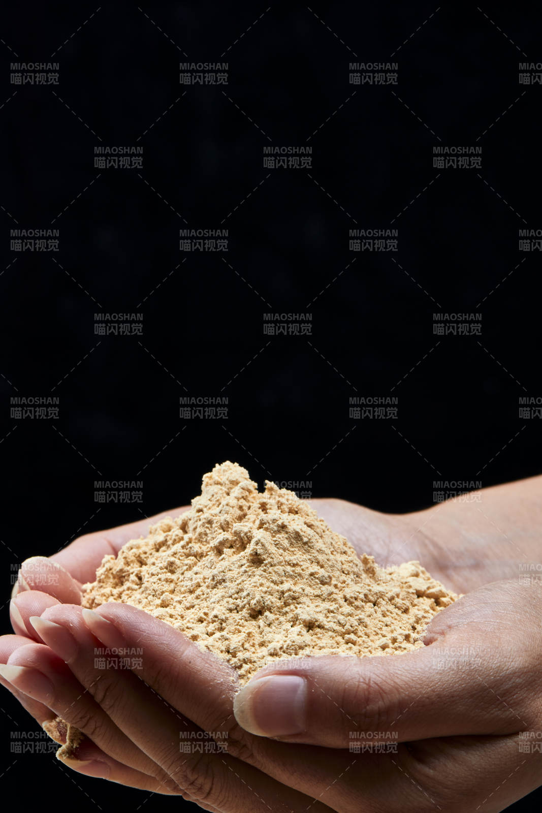 双手揉搓捧起的糊糊面豆糊面图片