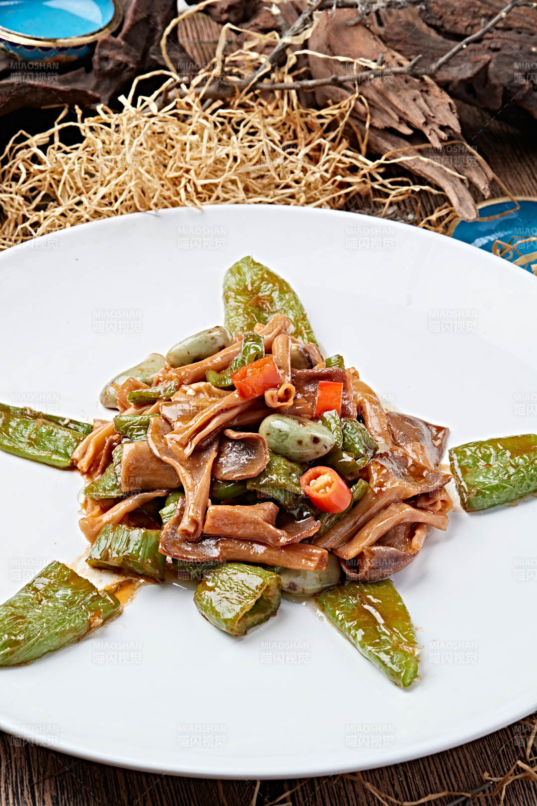 米椒腊八蒜鸭板肠配虎皮辣椒图片