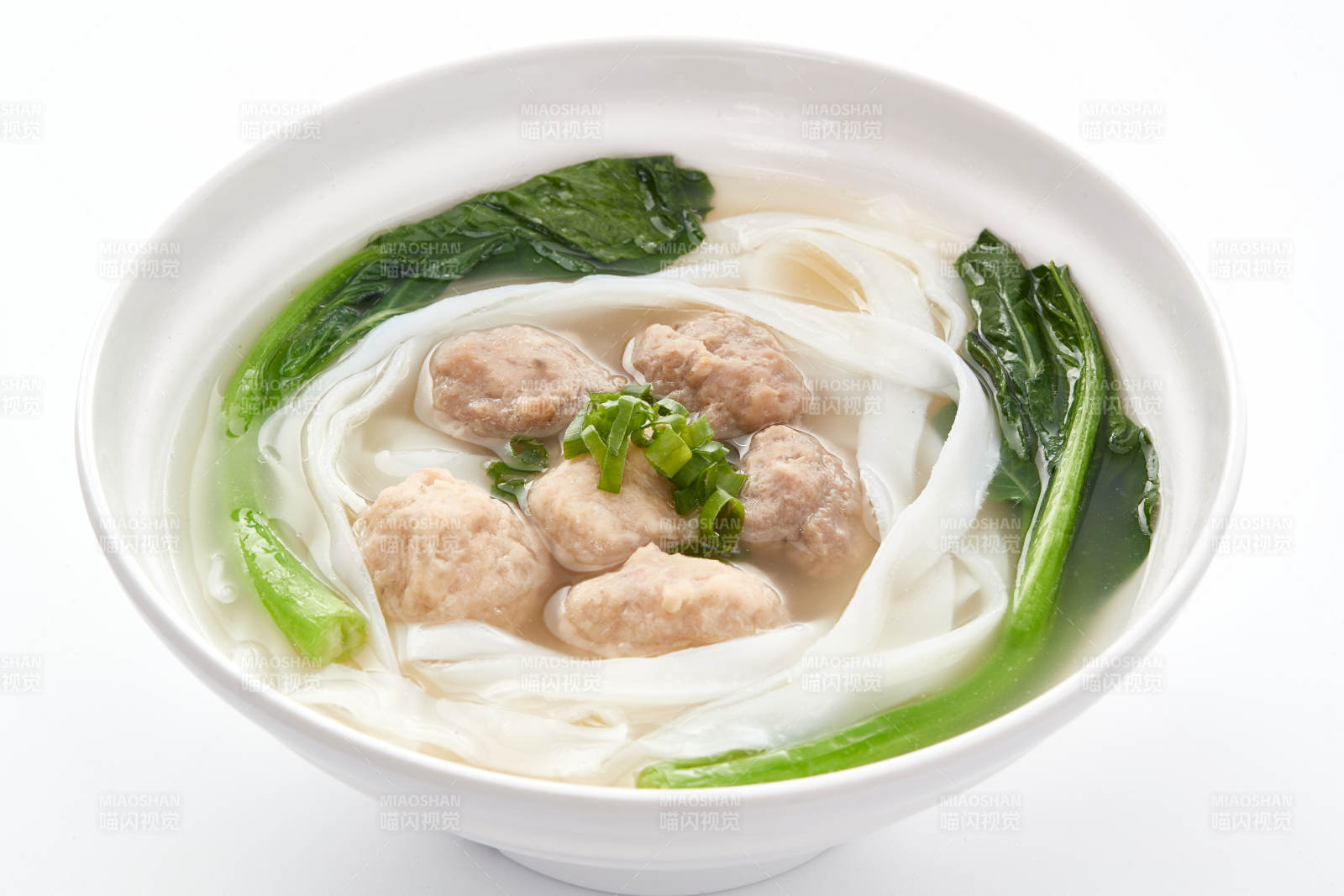 白色瓷碗装的广式河粉配牛丸图片