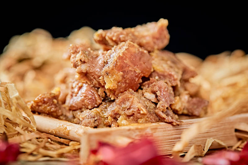 木质背景上摆放的自然香辣牛筋肉图片