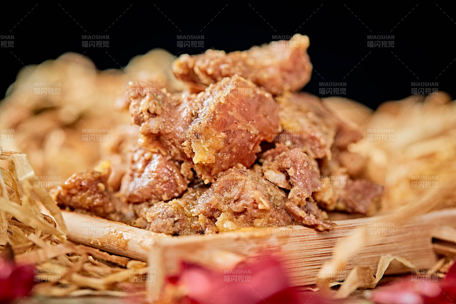 木质背景上摆放的自然香辣牛筋肉图片