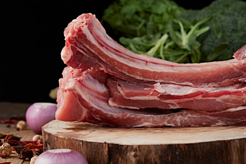 白色背景下的生鲜猪肋排图片