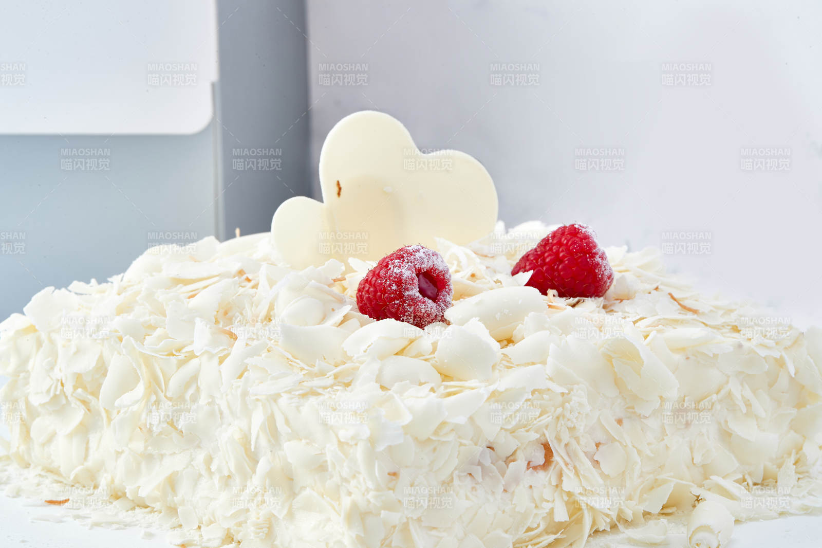 蓝莓草莓车厘子巧克力鲜奶慕斯生日蛋糕图片