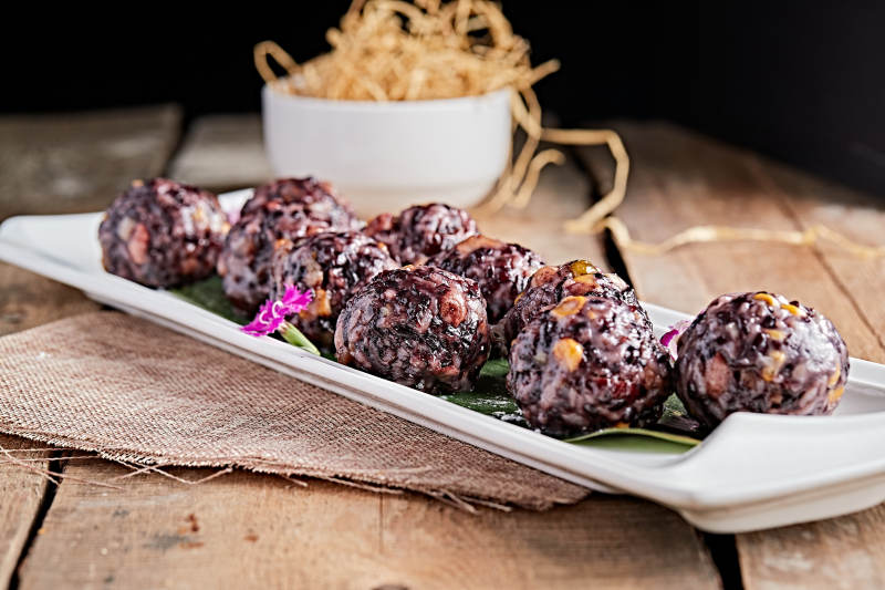 白色瓷盘装的八宝饭团图片