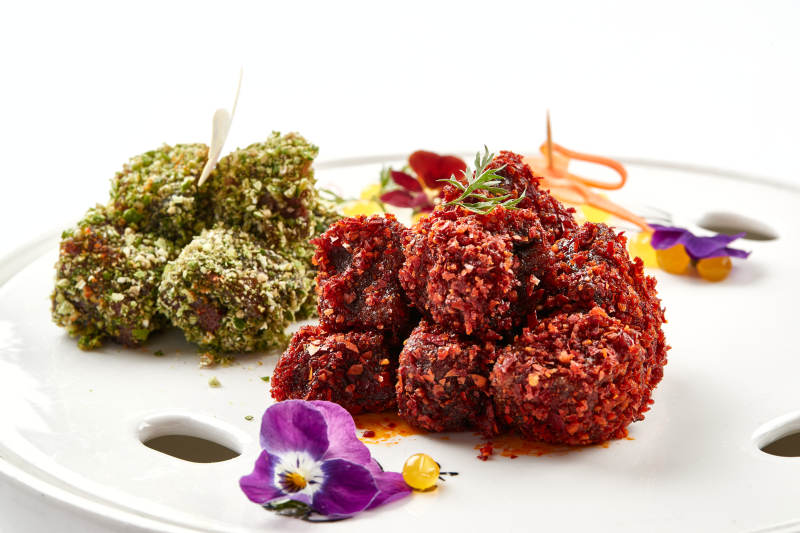 精美瓷餐具装的双色和牛图片