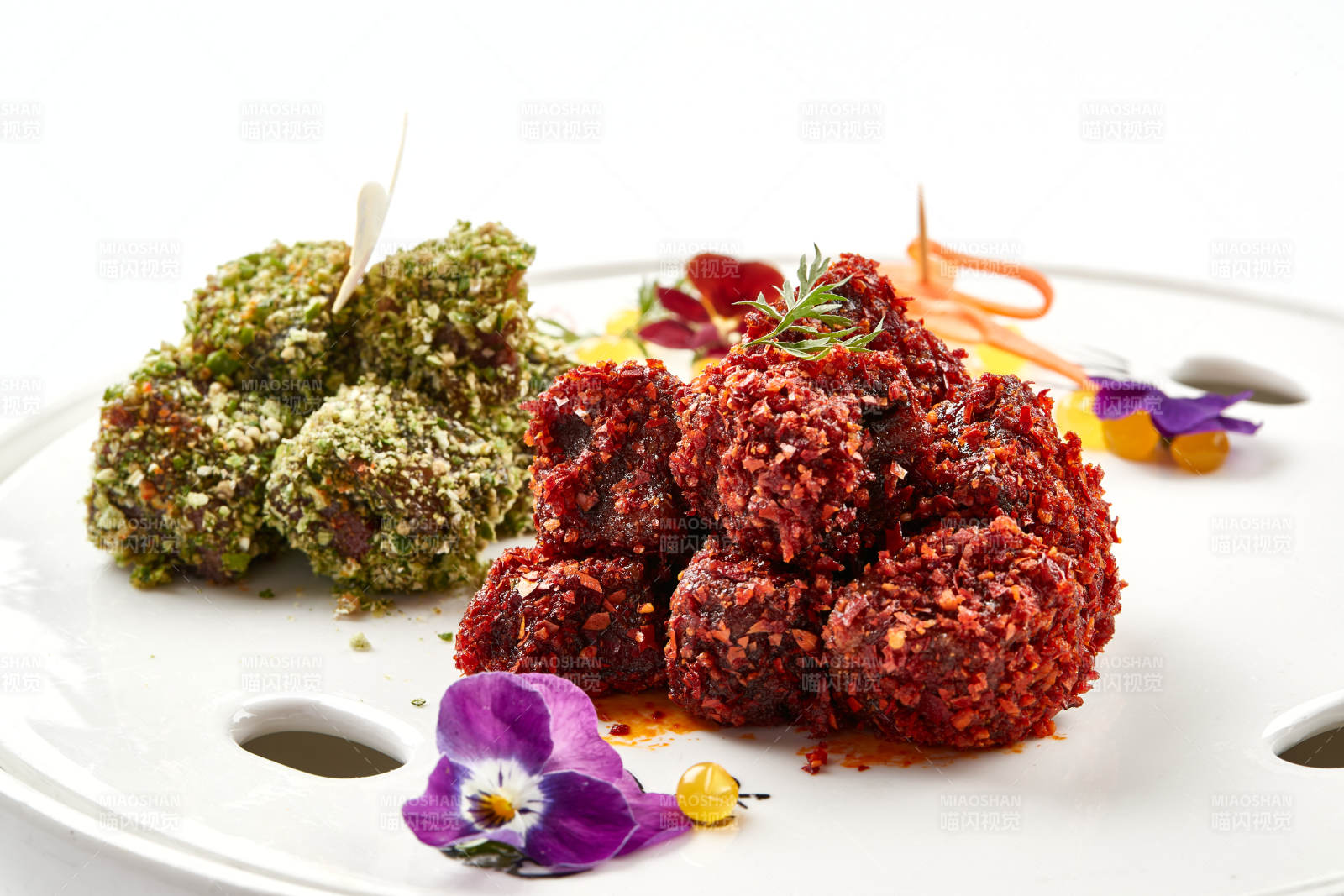 精美瓷餐具装的双色和牛图片