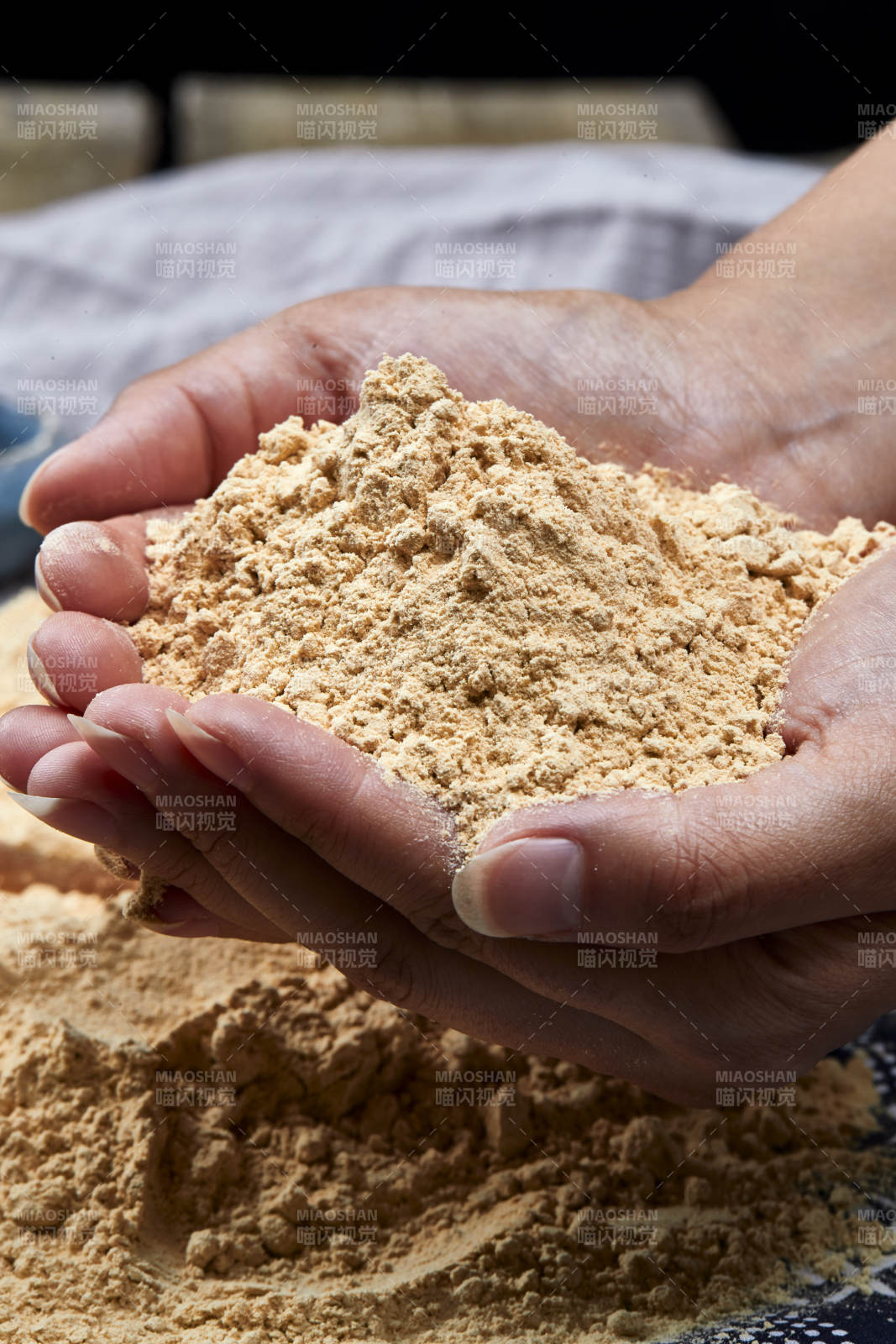 双手揉搓捧起的糊糊面豆糊面图片