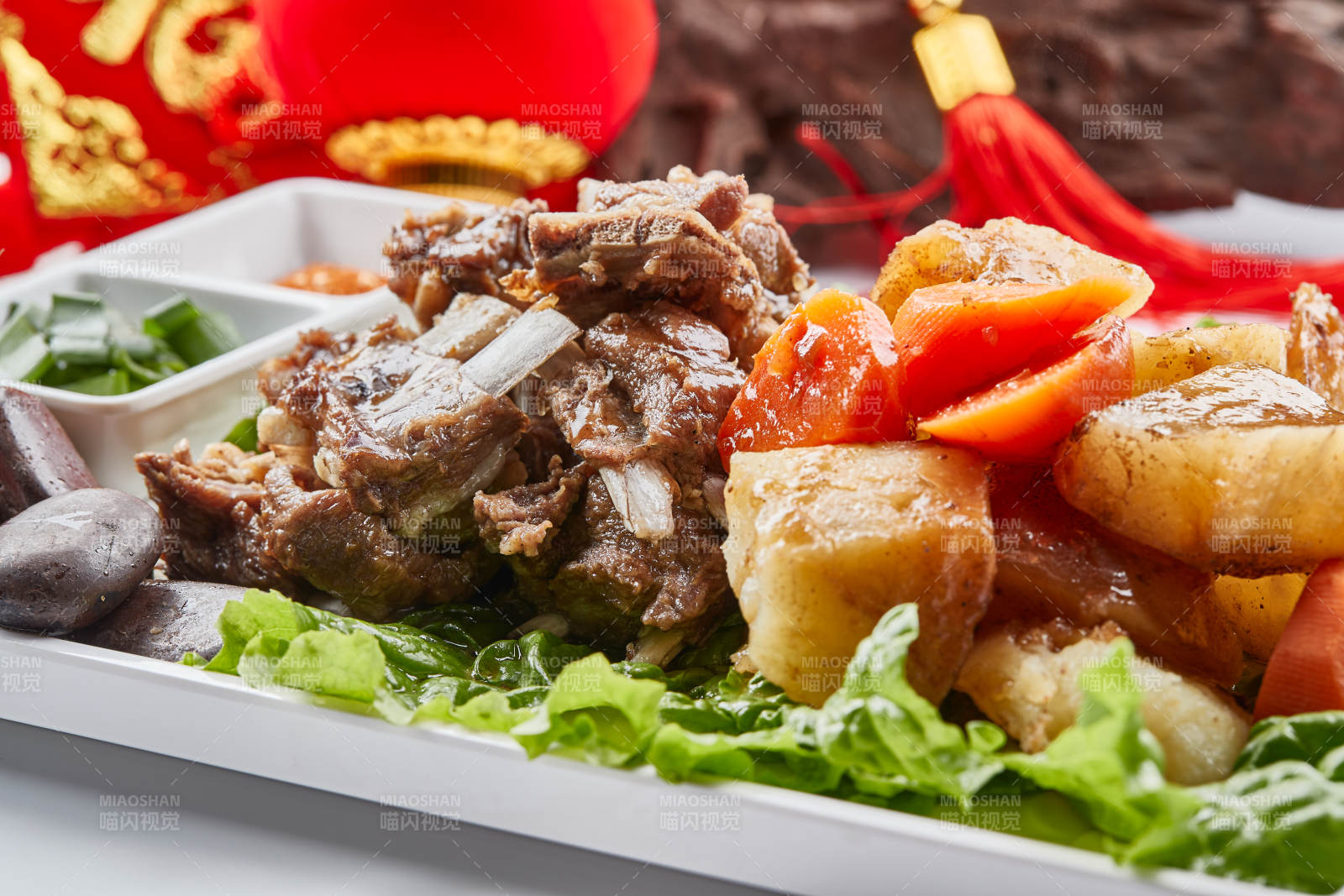 白色瓷盘装的胡萝卜土豆炖羊排图片