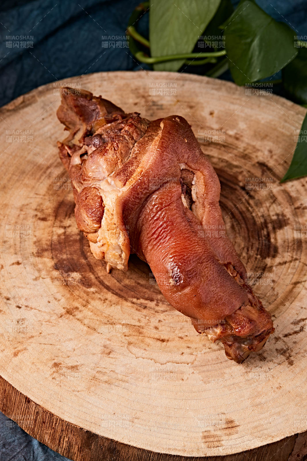 烟熏小香猪肘子图片