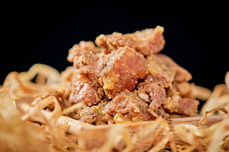 木质背景上摆放的自然香辣牛筋肉图片