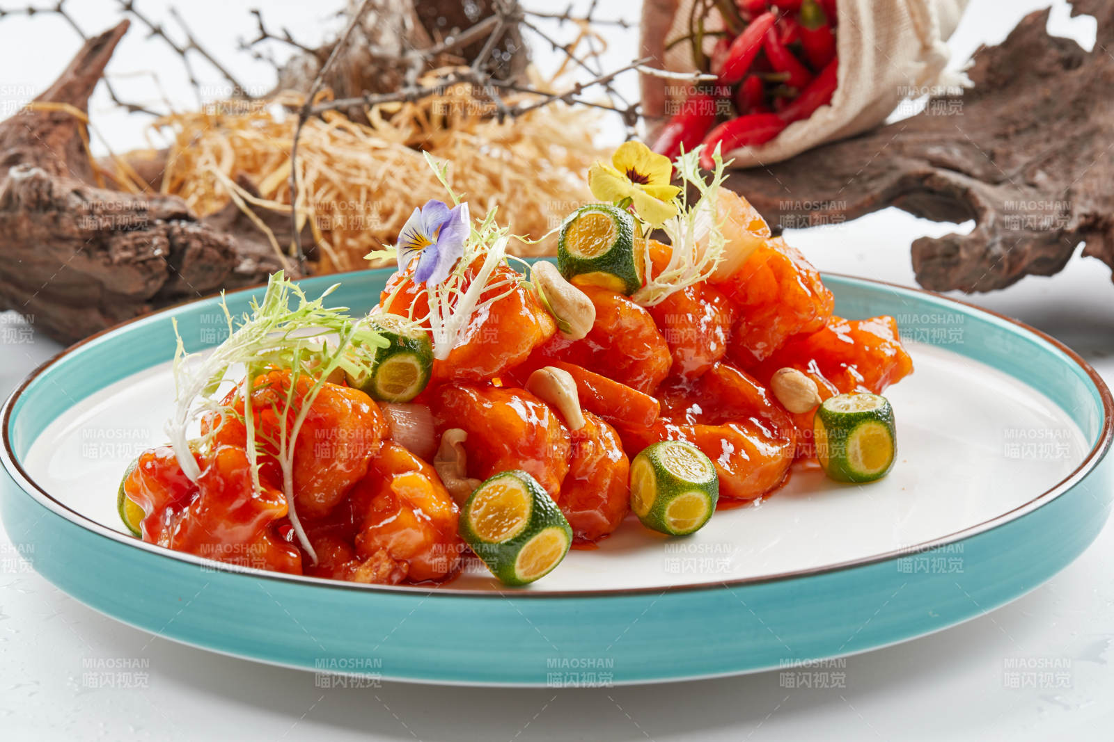 精美瓷餐具装的宫保大虾球图片