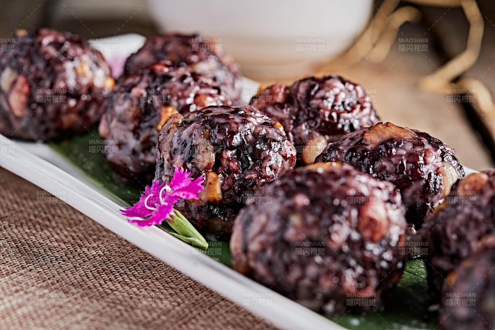 白色瓷盘装的八宝饭团图片