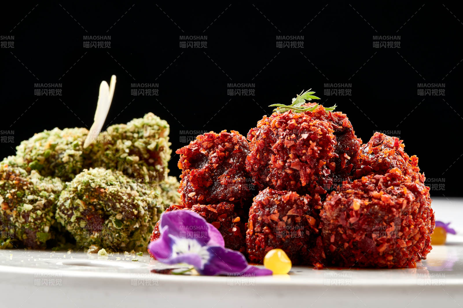 精美瓷餐具装的双色和牛图片