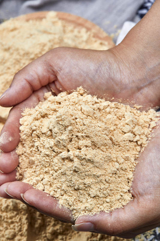 双手揉搓捧起的糊糊面豆糊面图片