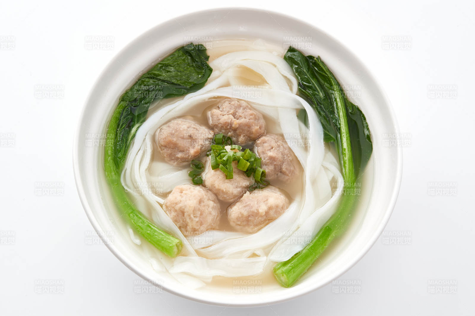 白色瓷碗装的广式河粉配牛丸图片