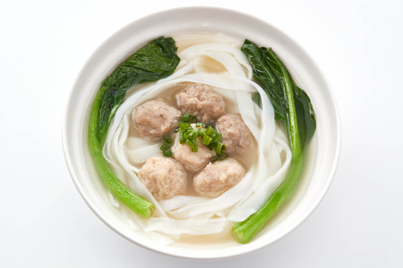 白色瓷碗装的广式河粉配牛丸图片