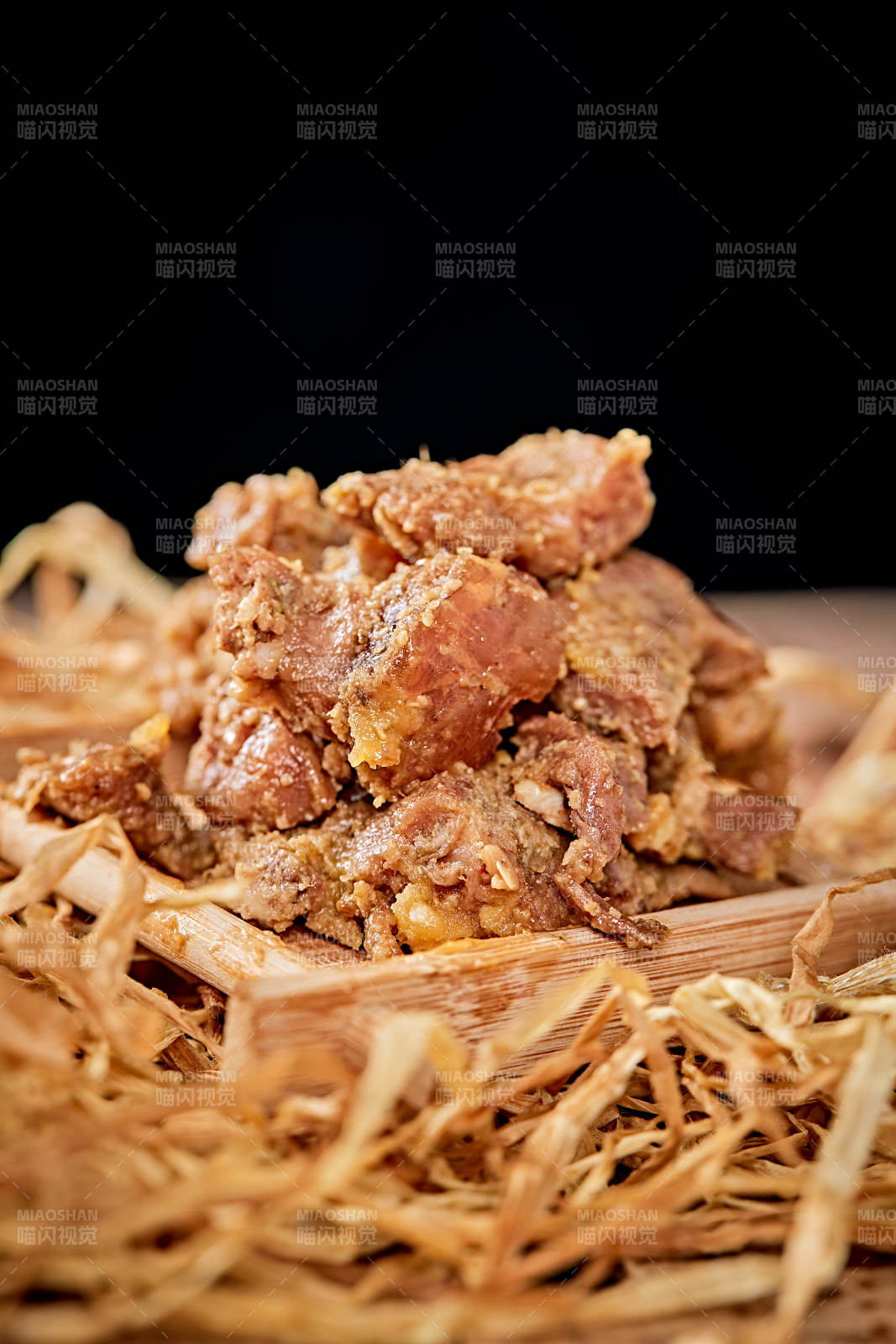 木质背景上摆放的自然香辣牛筋肉图片