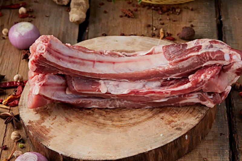 白色背景下的生鲜猪肋排图片