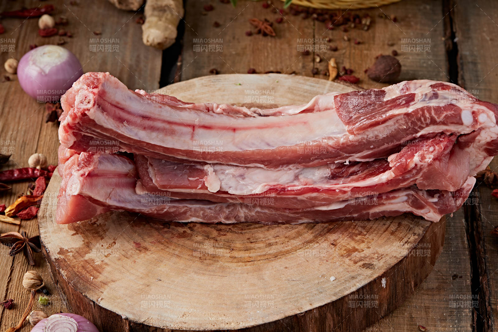 白色背景下的生鲜猪肋排图片