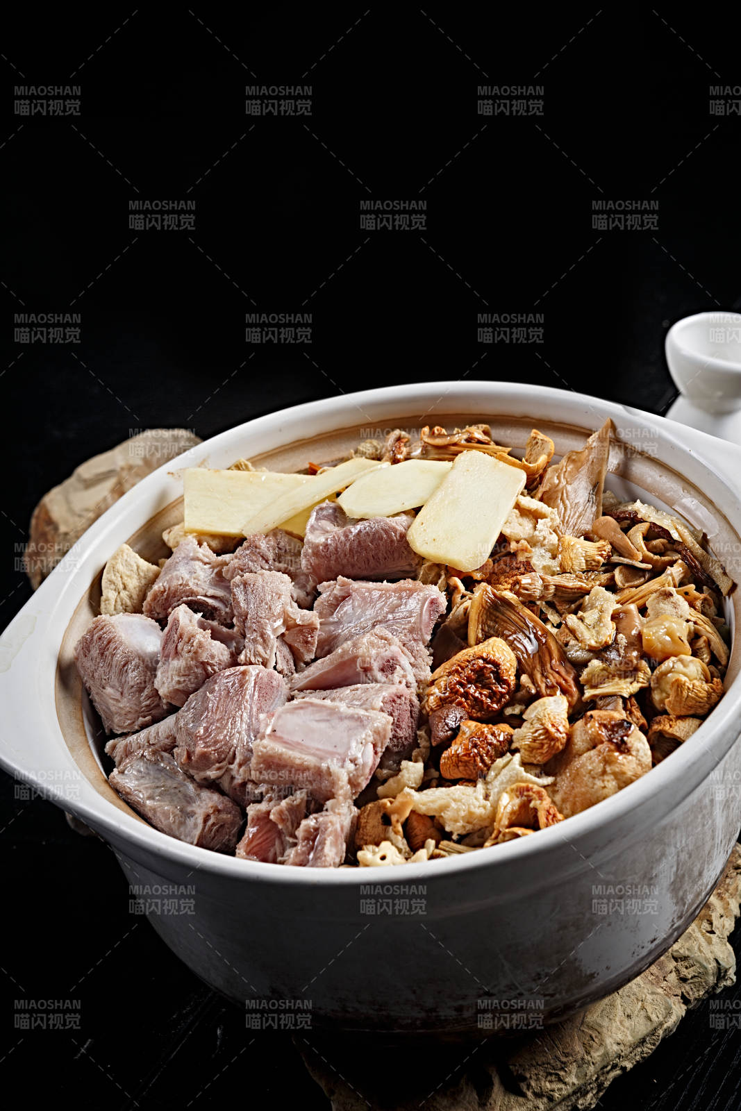 云南山珍杂菌排骨煲图片