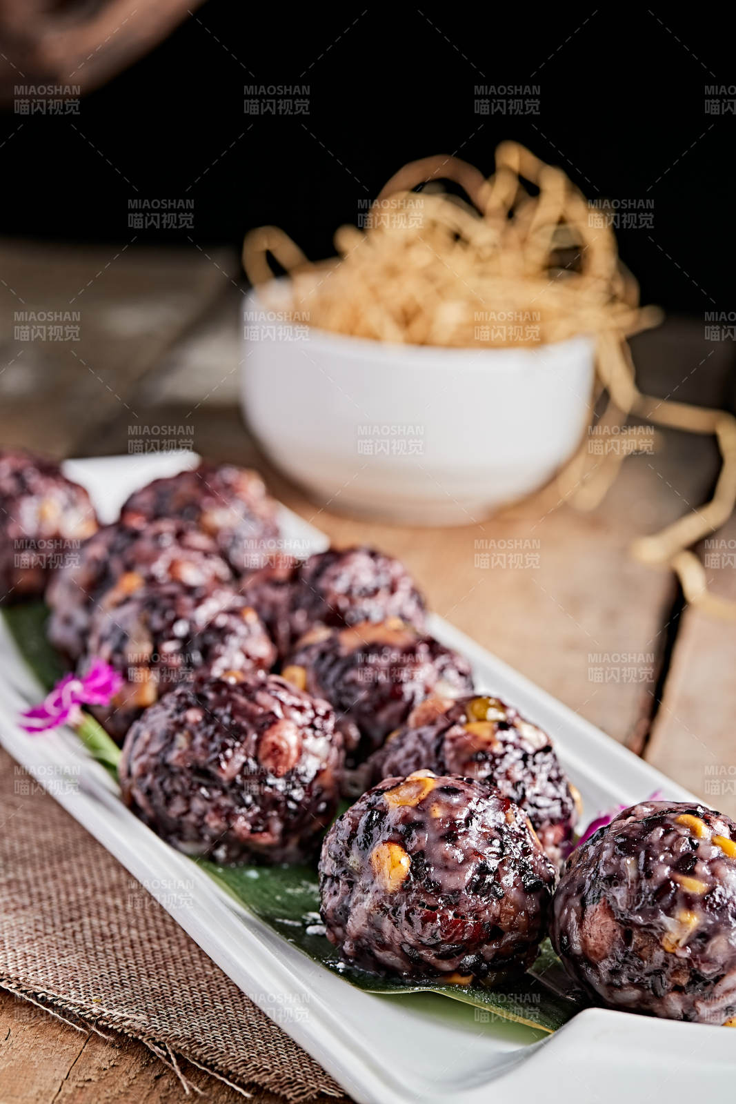 白色瓷盘装的八宝饭团图片