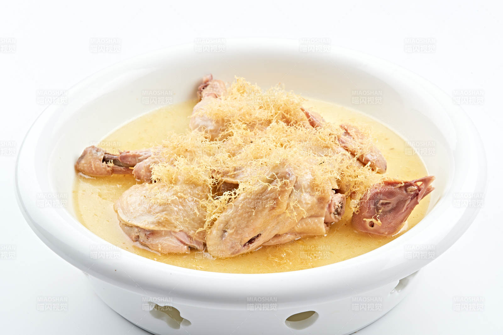 白色瓷盆装的带汤蒸跑山鸡图片
