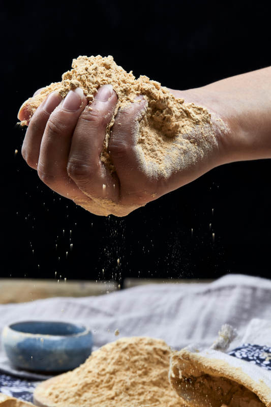 双手揉搓捧起的糊糊面豆糊面图片