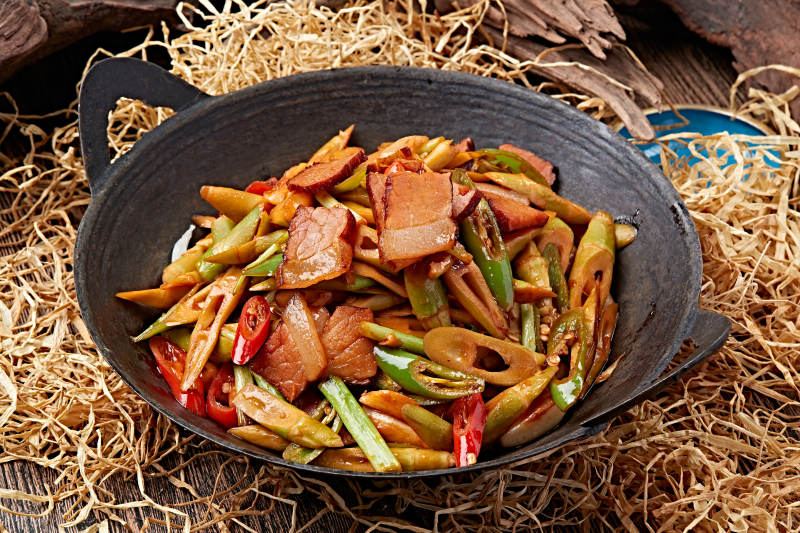 香辣锅仔腊肉嫩笋尖图片