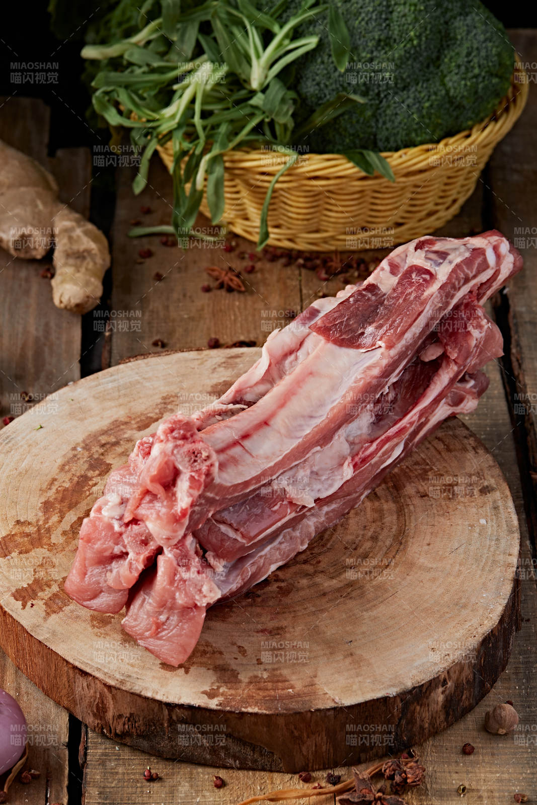 白色背景下的生鲜猪肋排图片