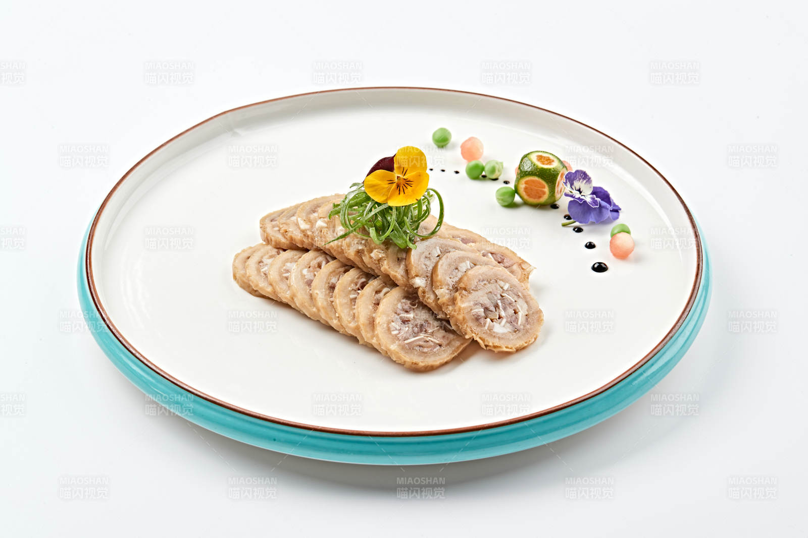 白色瓷盘装的鱿鱼压猪肚切片图片