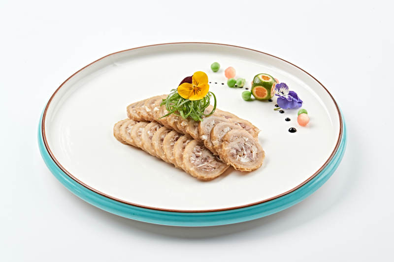 白色瓷盘装的鱿鱼压猪肚切片图片