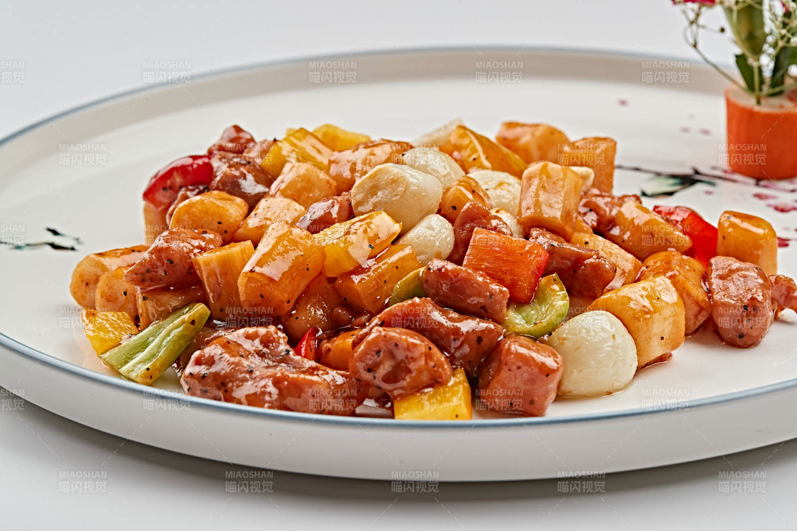 白色瓷盘装的黑椒杏鲍菇牛仔粒图片