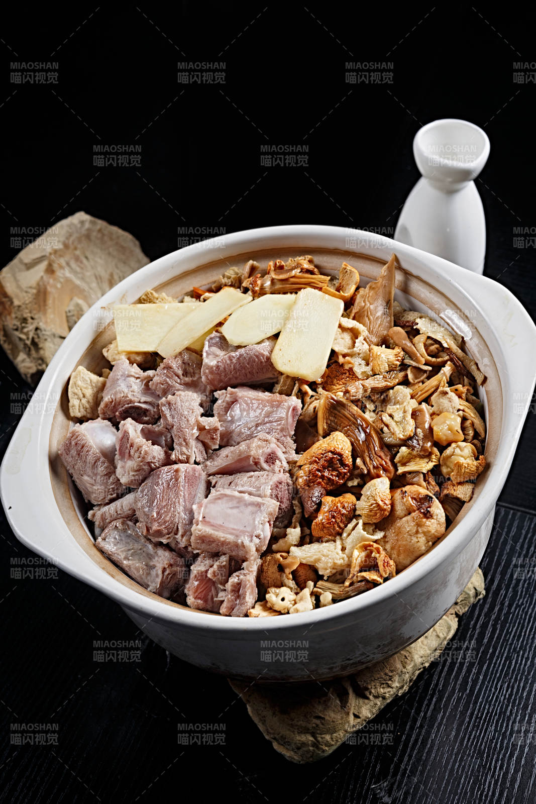 云南山珍杂菌排骨煲图片