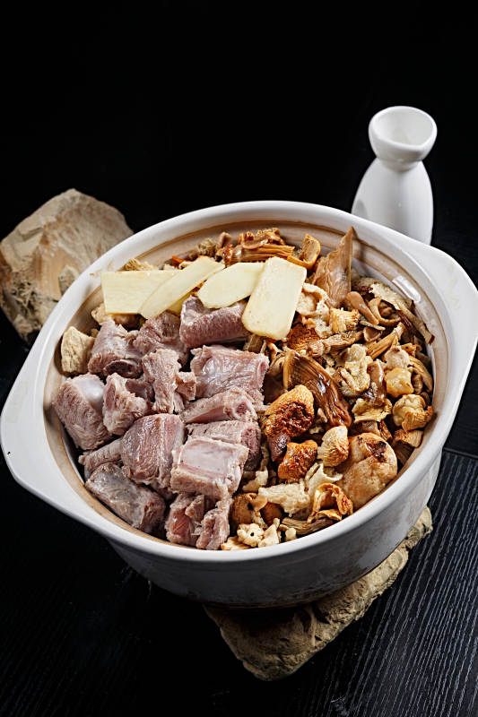 云南山珍杂菌排骨煲图片