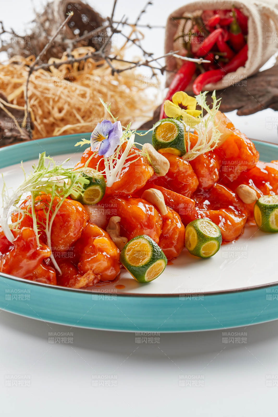 精美瓷餐具装的宫保大虾球图片