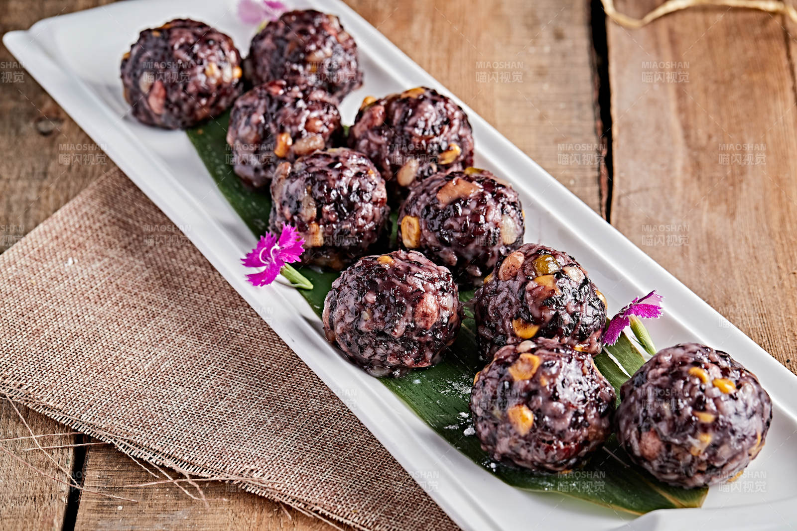 白色瓷盘装的八宝饭团图片