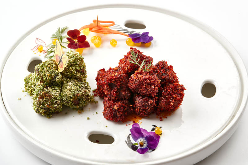 精美瓷餐具装的双色和牛图片