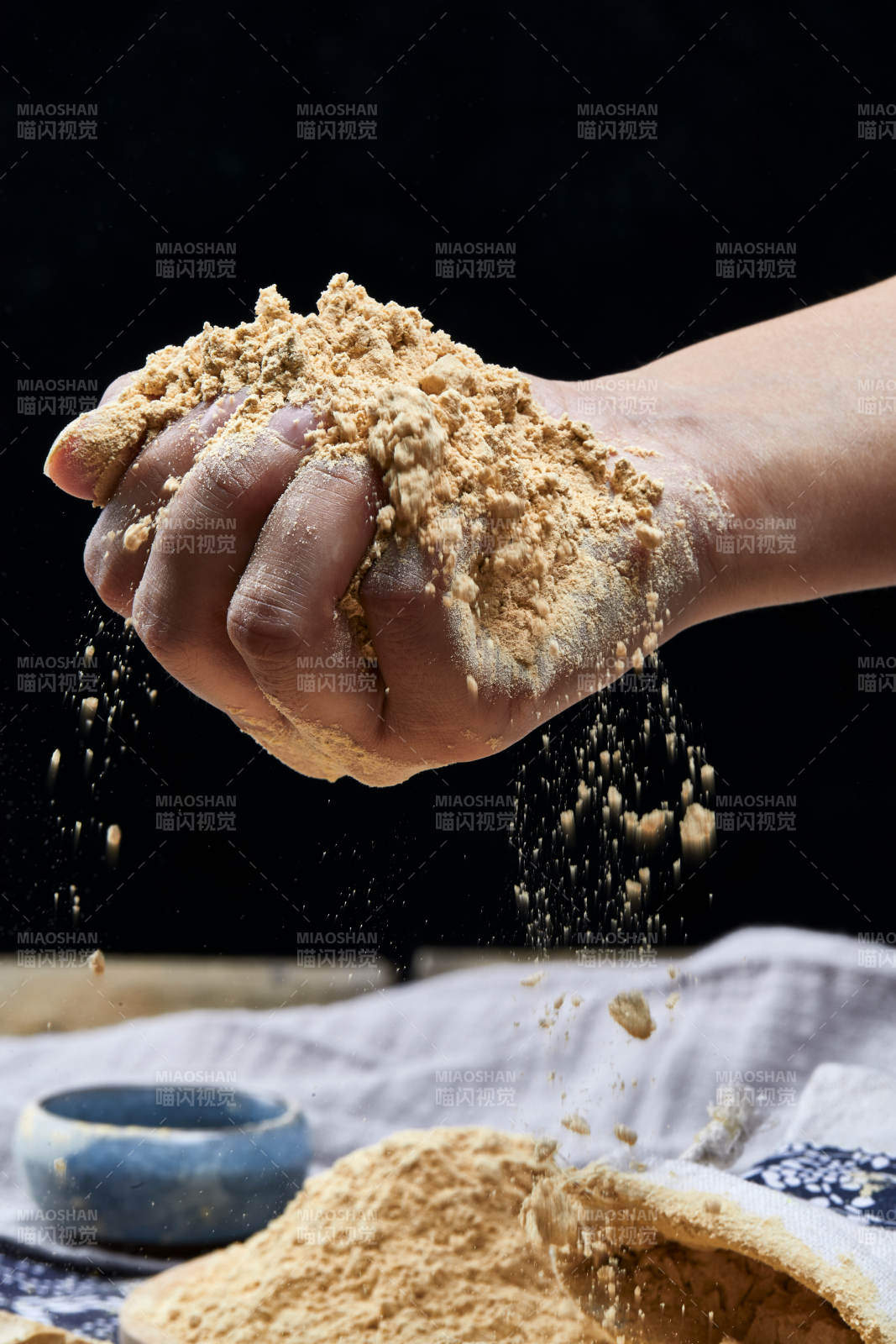 双手揉搓捧起的糊糊面豆糊面图片