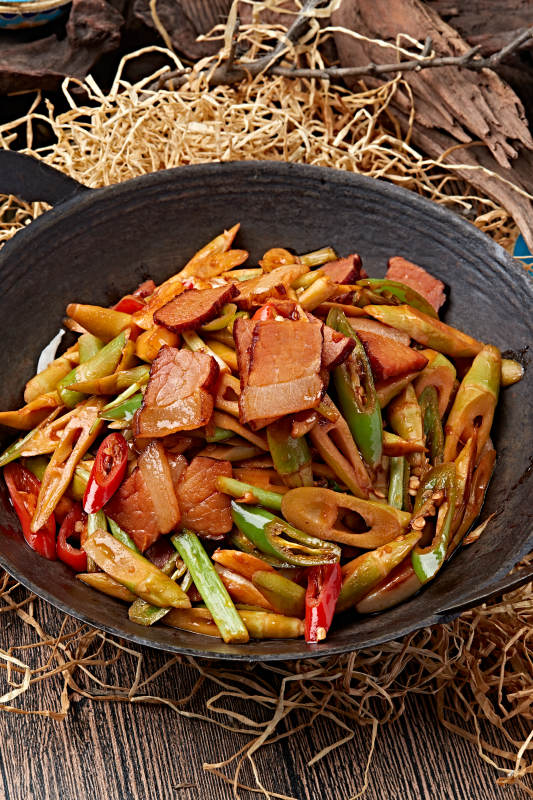 香辣锅仔腊肉嫩笋尖图片