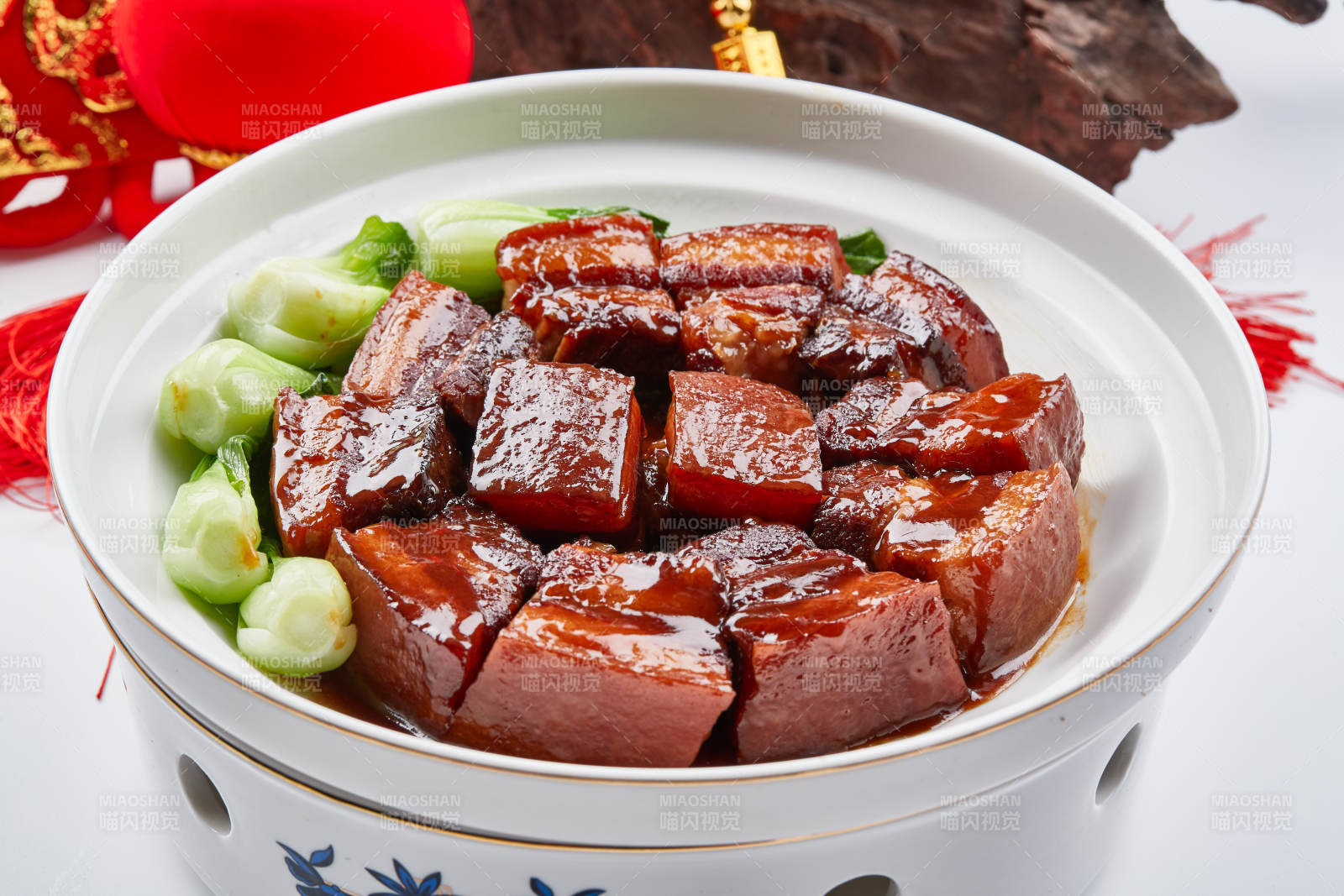 精美餐具装的传统红烧肉图片