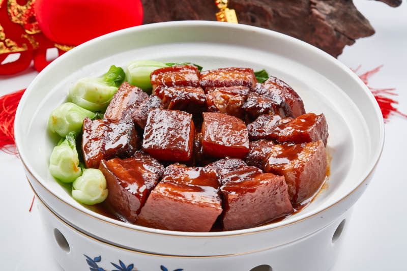 精美餐具装的传统红烧肉图片