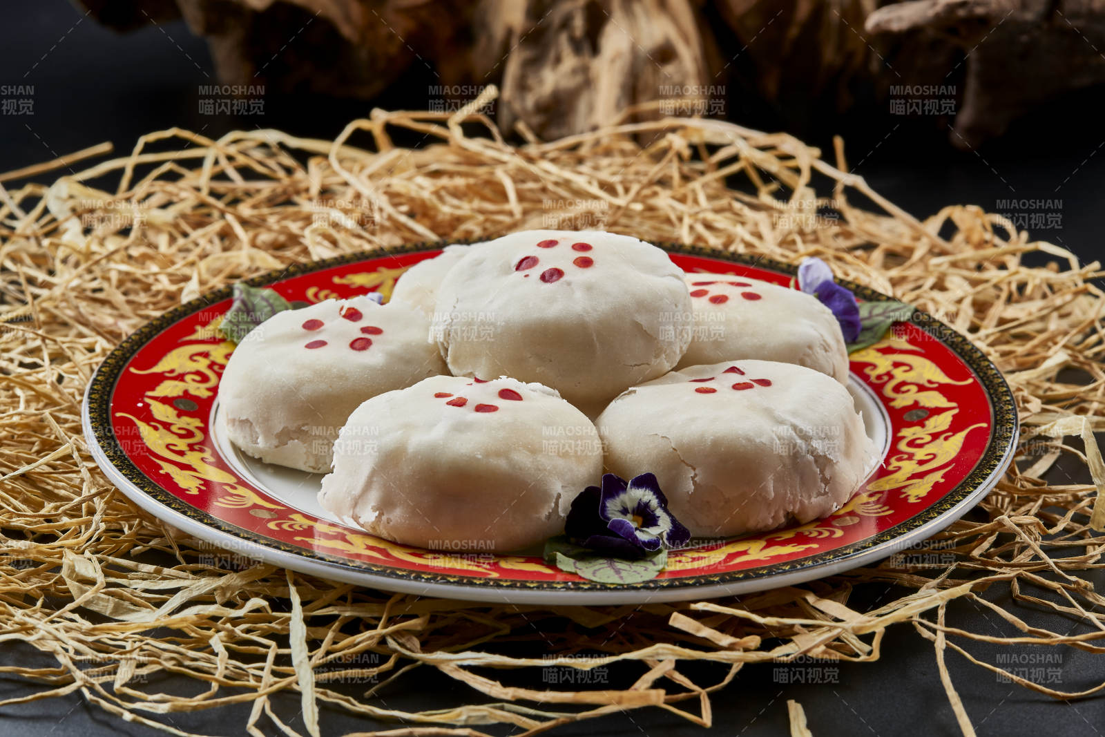 磁盘装的传统婚宴糕点白糖桂花芙蓉酥图片