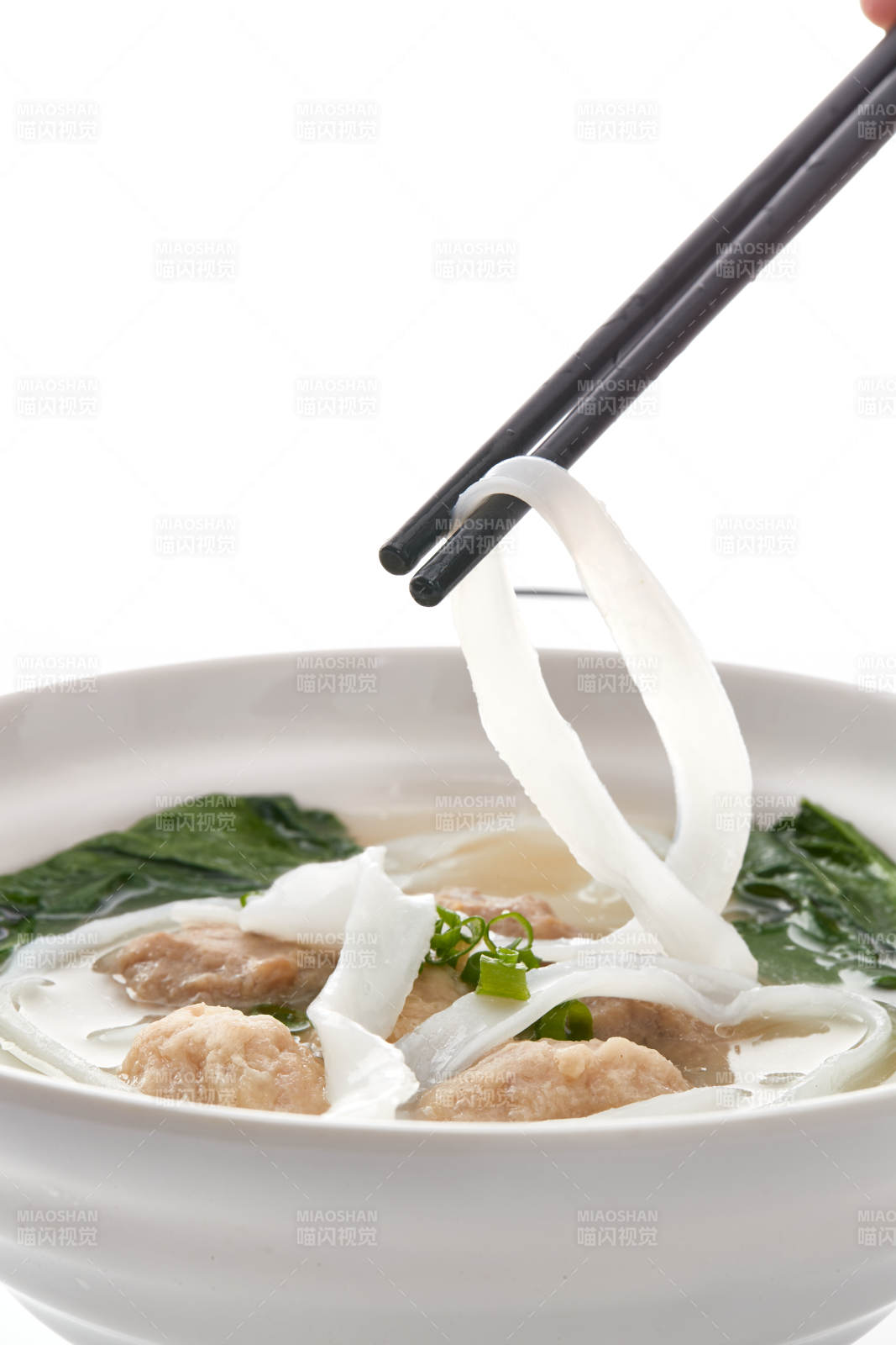 白色瓷碗装的广式河粉配牛丸图片