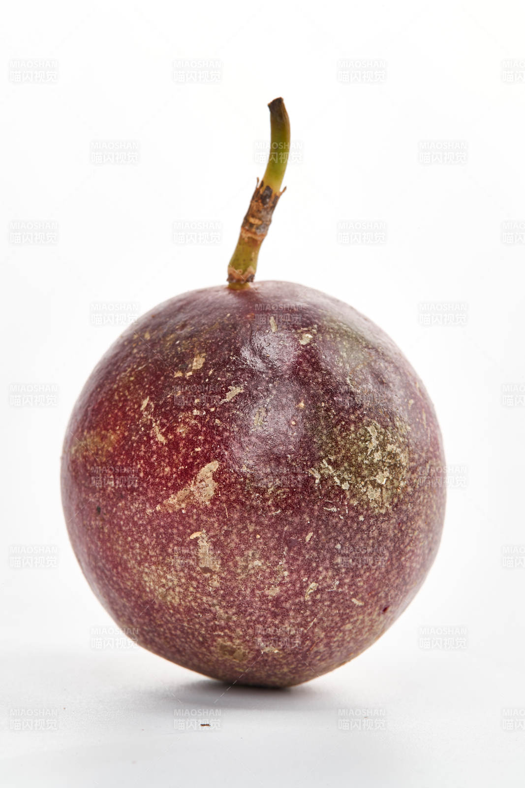 白色背景上摆放的新鲜百香果图片