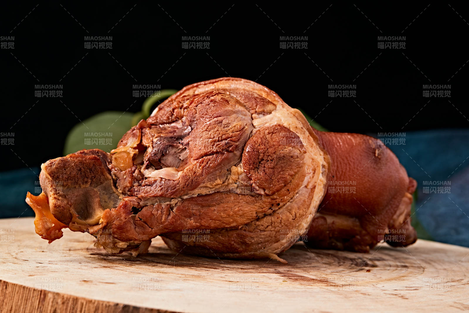 烟熏小香猪肘子图片