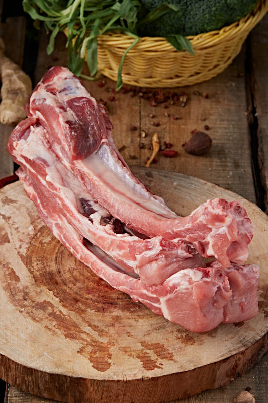 白色背景下的生鲜猪肋排图片